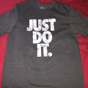 Nike Men’s L shirt